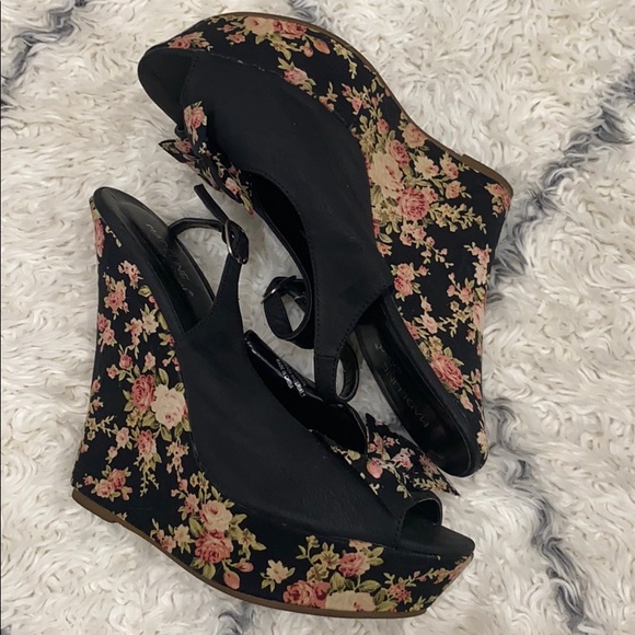 Peep Toe Floral Wedge Platforms - Picture 3 of 4